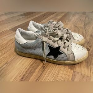 Stylish Women's Sneakers with Black Star Accent